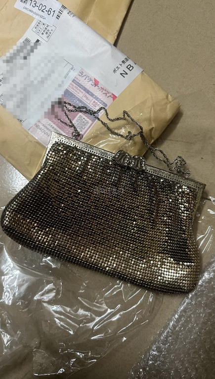 是数不清第几次在挖煤姬购物啦、这一次也是很满意的买了很多小小的精致零钱包。银色的特别精致漂亮。小小的很美很有晚宴包的感觉。客服也很好，海运速度也很快。整体很满意。