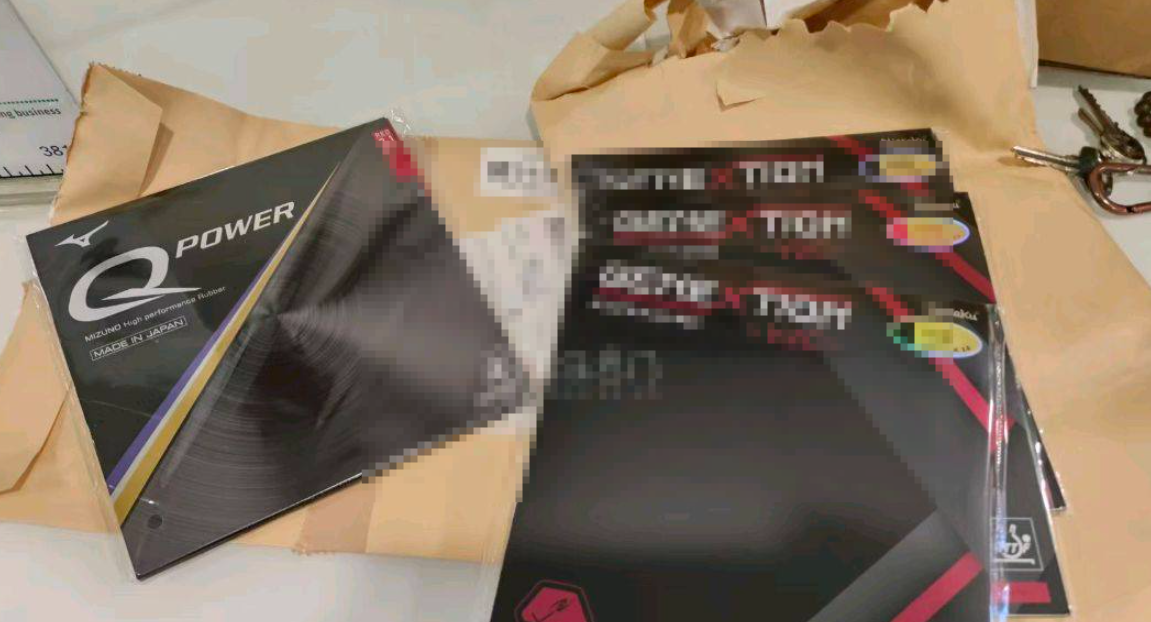 收到货，包装精美，终于得到 2025 年的圣诞礼物，就算是奖赏一下自己吧

两款胶皮都是自己试过好打 所以特别再入手