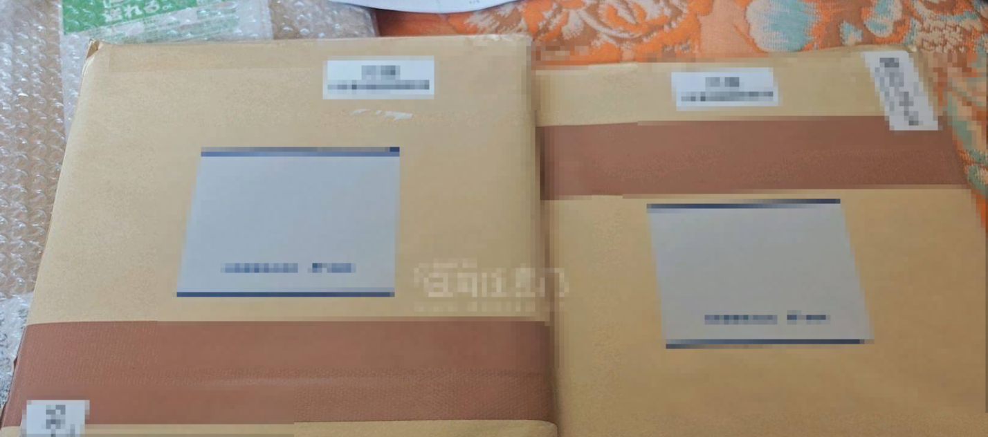 先是《WAGAMAMA HIGH SPEC》的签名色纸，每一张都印着角色们灵动的神态，清晰的笔触和细腻的色彩，连签名都带着温度，仿佛画师就在眼前。
 
紧接着是《かけぬけ青春スプラッシュ！》的全套周边，除了同样精美的签名色纸，还有原声CD和徽章，包装得严严实实，没有...先是《WAGAMAMA HIGH SPEC》的签名色纸，每一张都印着角色们灵动的神态，清晰的笔触和细腻的色彩，连签名都带着温度，仿佛画师就在眼前。 紧接着是《かけぬけ青春スプラッシュ！》的全套周边，除了同样精美的签名色纸，还有原声CD和徽